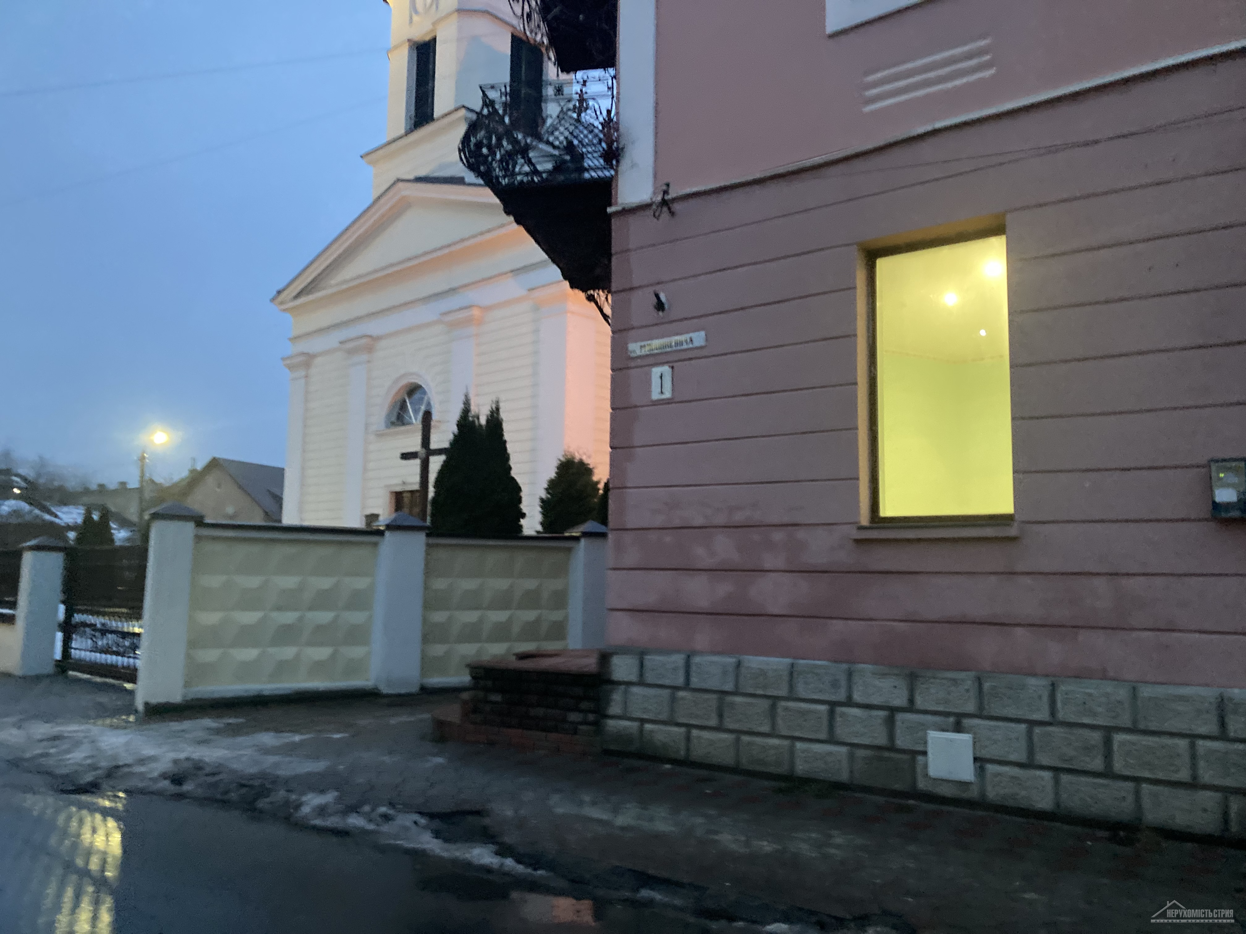 Боковий фасад/вул.Шашкевича