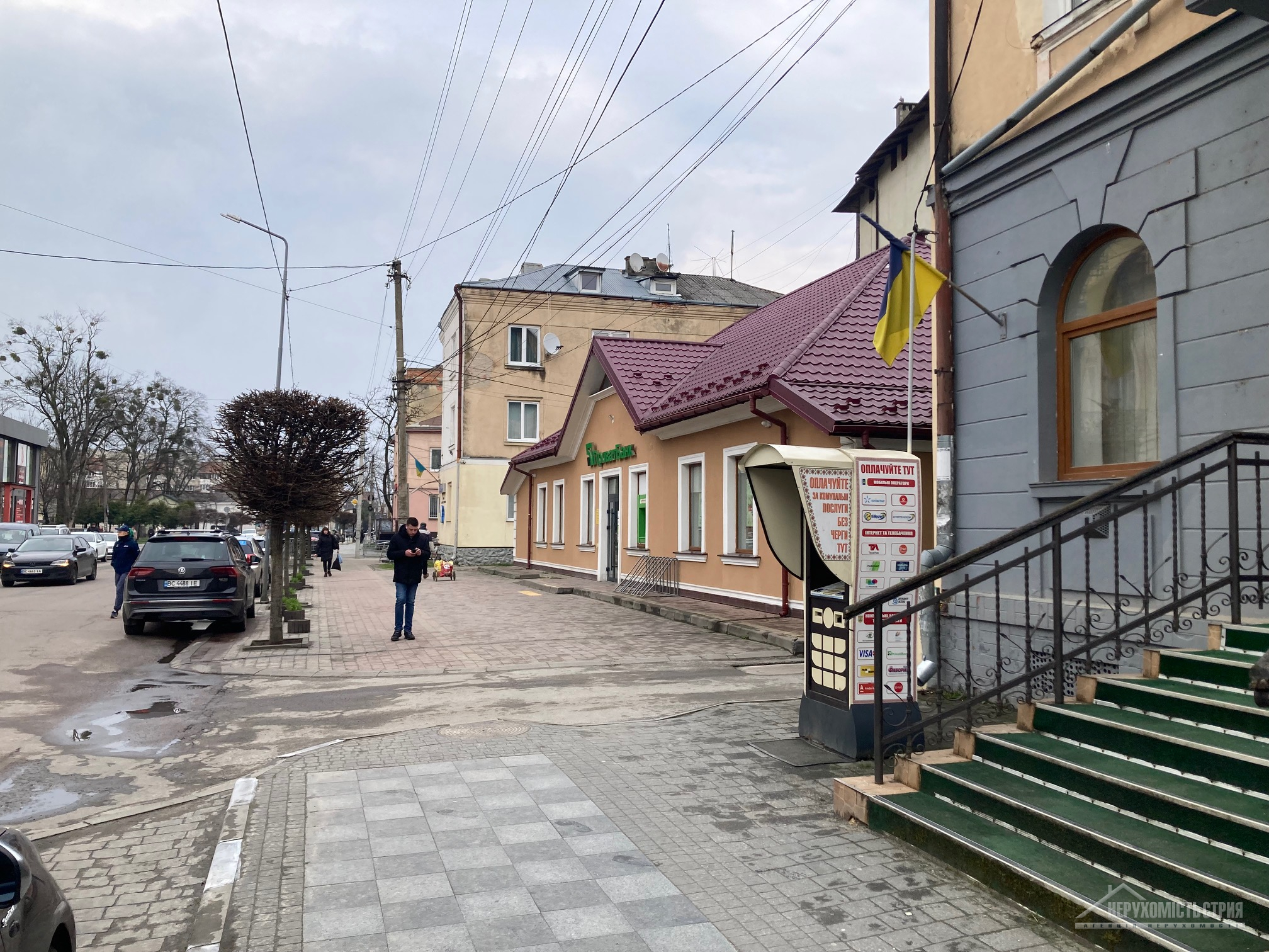 Головний фасад/оточення