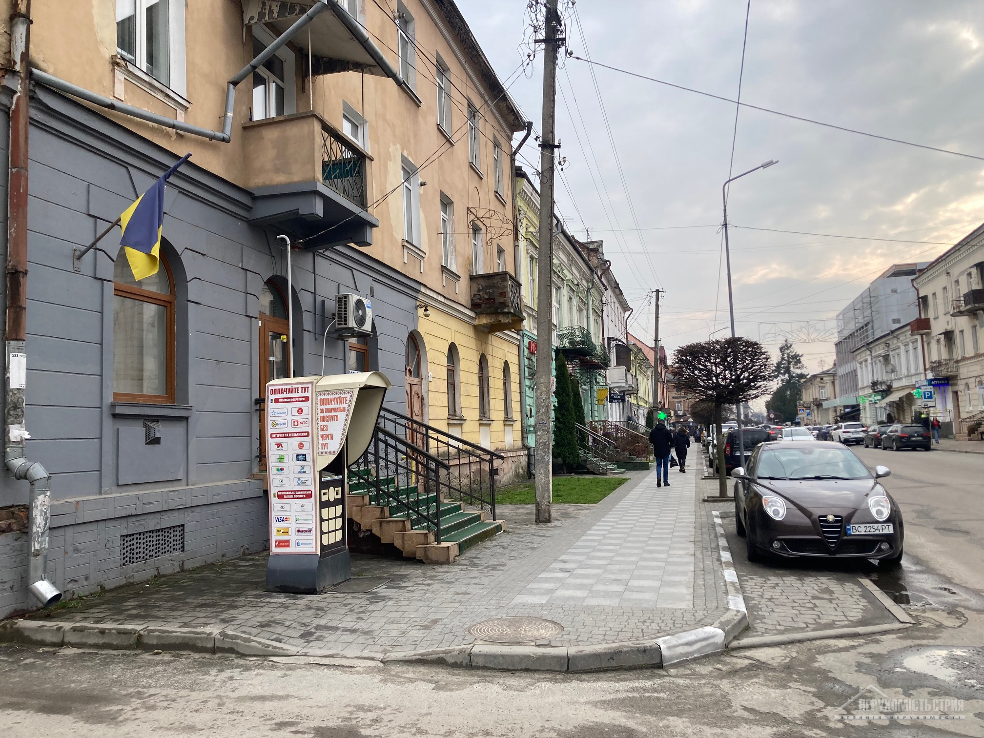 Головний фасад/оточення